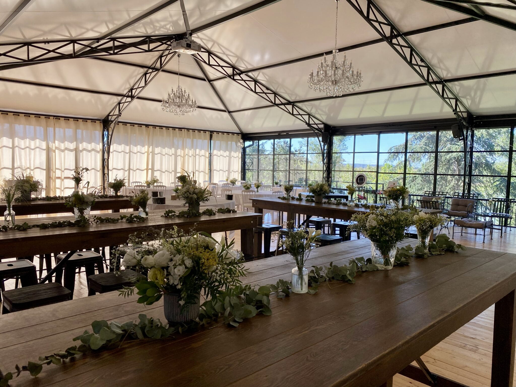 Tables dressées pour accueillir un mariage