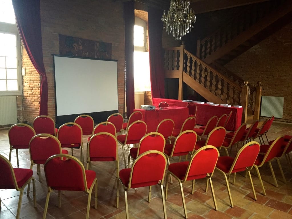 La salle Gaston Phoebus et un rétroprojecteur