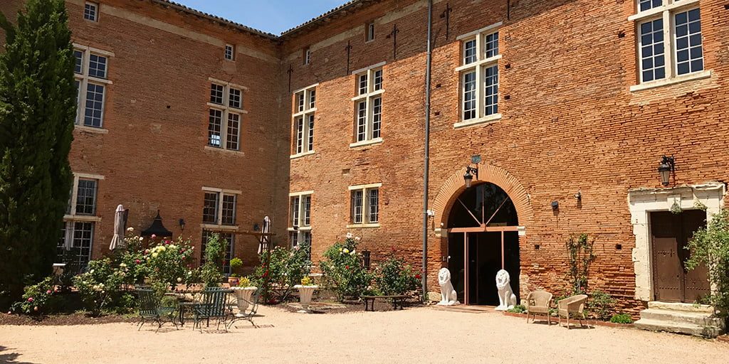 ChateauDeLaunac-Cour-dhonneur-et-terrasse-de-la-roseraie ChateauDeLaunac-Cour-dhonneur-et-terrasse-de-la-roseraie
